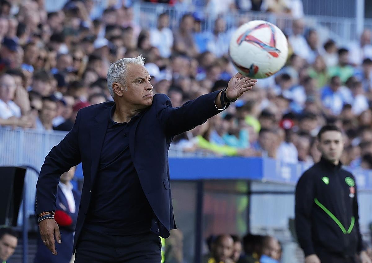 Imagen secundaria 1 - Antoñito misses last-minute penalty in yet another draw for Malaga CF