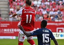 Marbella's Yac Diori applies pressure on the Murcia forward.