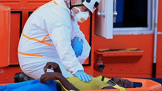 Canary Islands receives largest single migrant boat in its history with 231 people on board