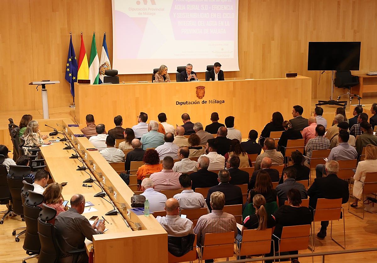 Salado, at Wednesday's meeting with municipal representatives in the Diputación's main chamber.