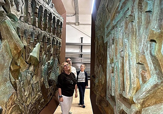 Fuengirola's mayor gets a preview of the murals currently in municipal storage until their installation.