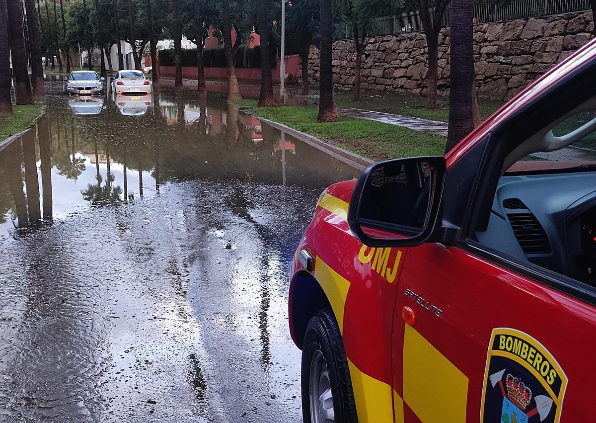 Imagen secundaria 1 - Firefighters wade into action after storm deposits 70mm of rain flooding parts of Costa del Sol town