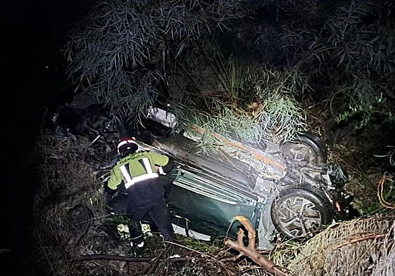 Miracle escape for driver and passenger after vehicle plunges 100 metres from AP-7 motorway bridge and down a ravine on Costa del Sol