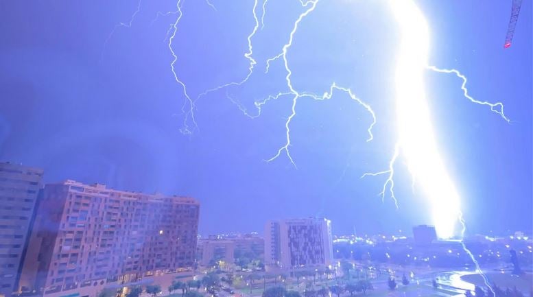 The most spectacular photos of the intense lightning storm over Malaga