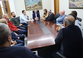 Meeting between the government team and former park workers.