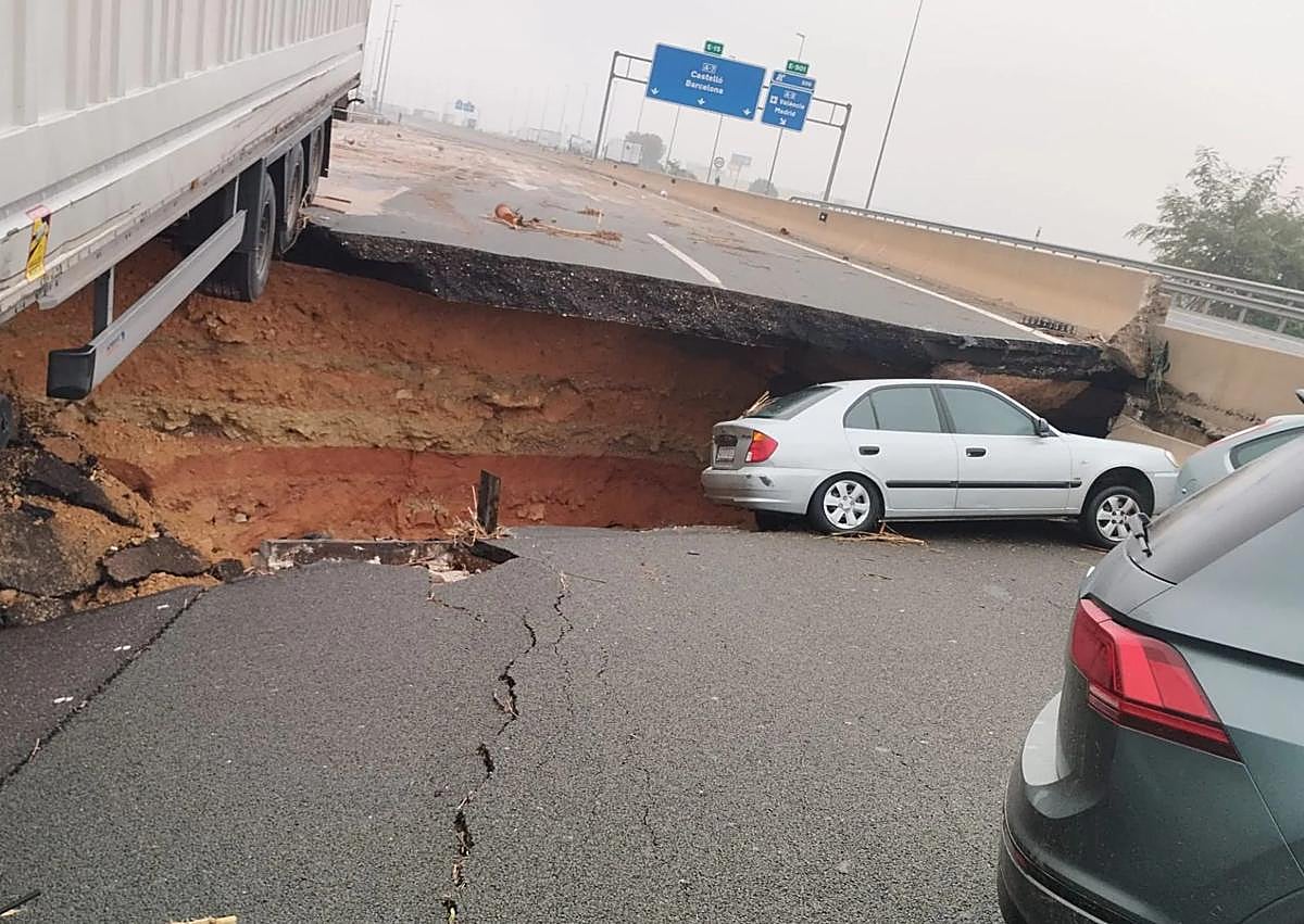 Imagen secundaria 1 - PM's promise to victims of flash-flooding tragedy in Spain: 'We will not leave you on your own'