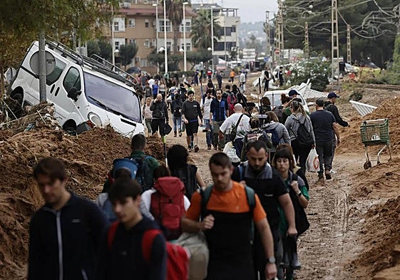 Residents of Paiporta today in an area affected by the flooding caused by the Dana.