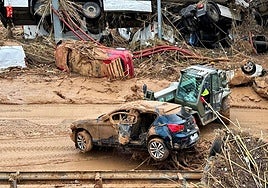 UME soldiers remove a vehicle in Torrent (Valencia).