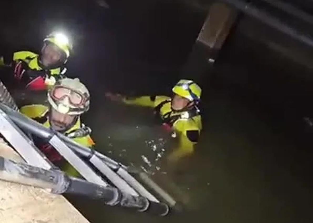 Imagen secundaria 1 - Firefighters from Malaga clear flooded tunnel in Valencia in which there were around 30 vehicles with victims inside