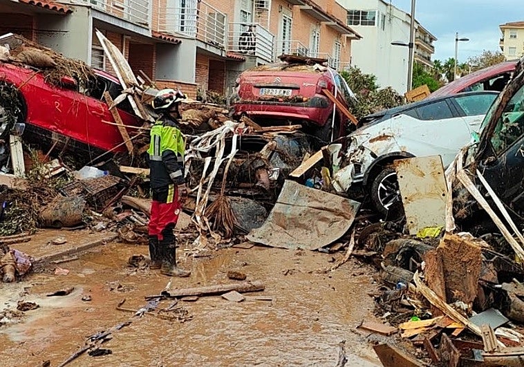 A firefighter from Malaga in the disaster zone.