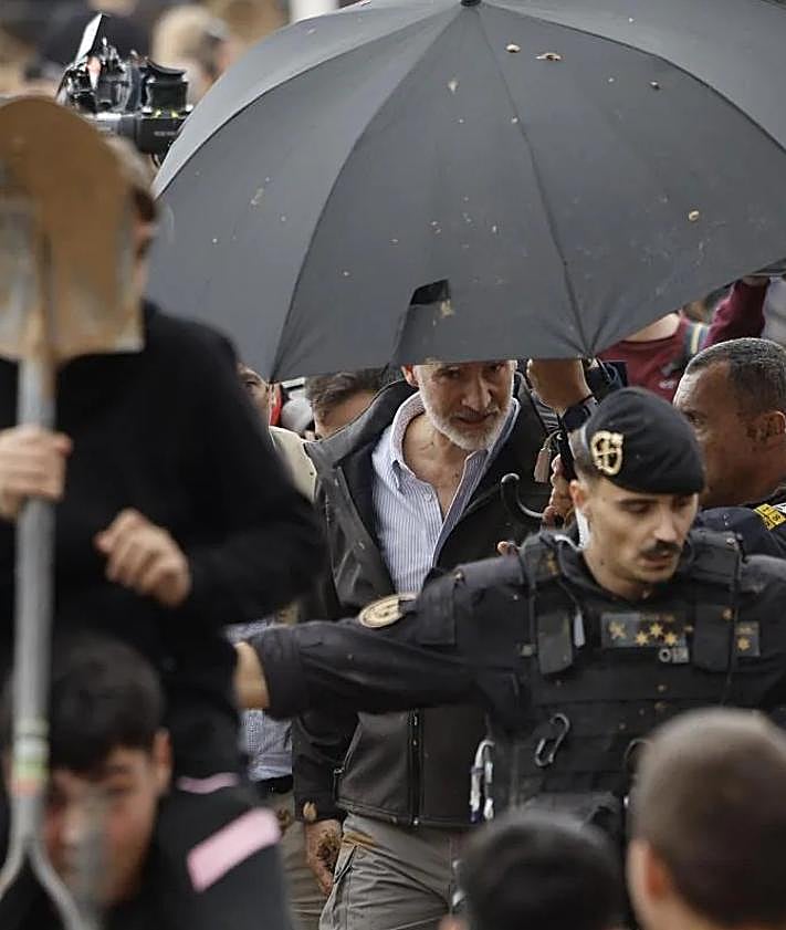 Imagen secundaria 2 - Video | Angry residents of flood-hit town in Valencia pelt Spanish royals and prime minister with mud and insults