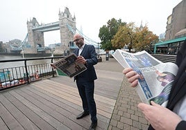 A commuter reads the edition of City A.M. with the SUR in English supplement inside.