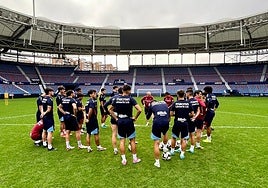 The Levante squad trained recently on the pitch at the Ciutat de València stadium.