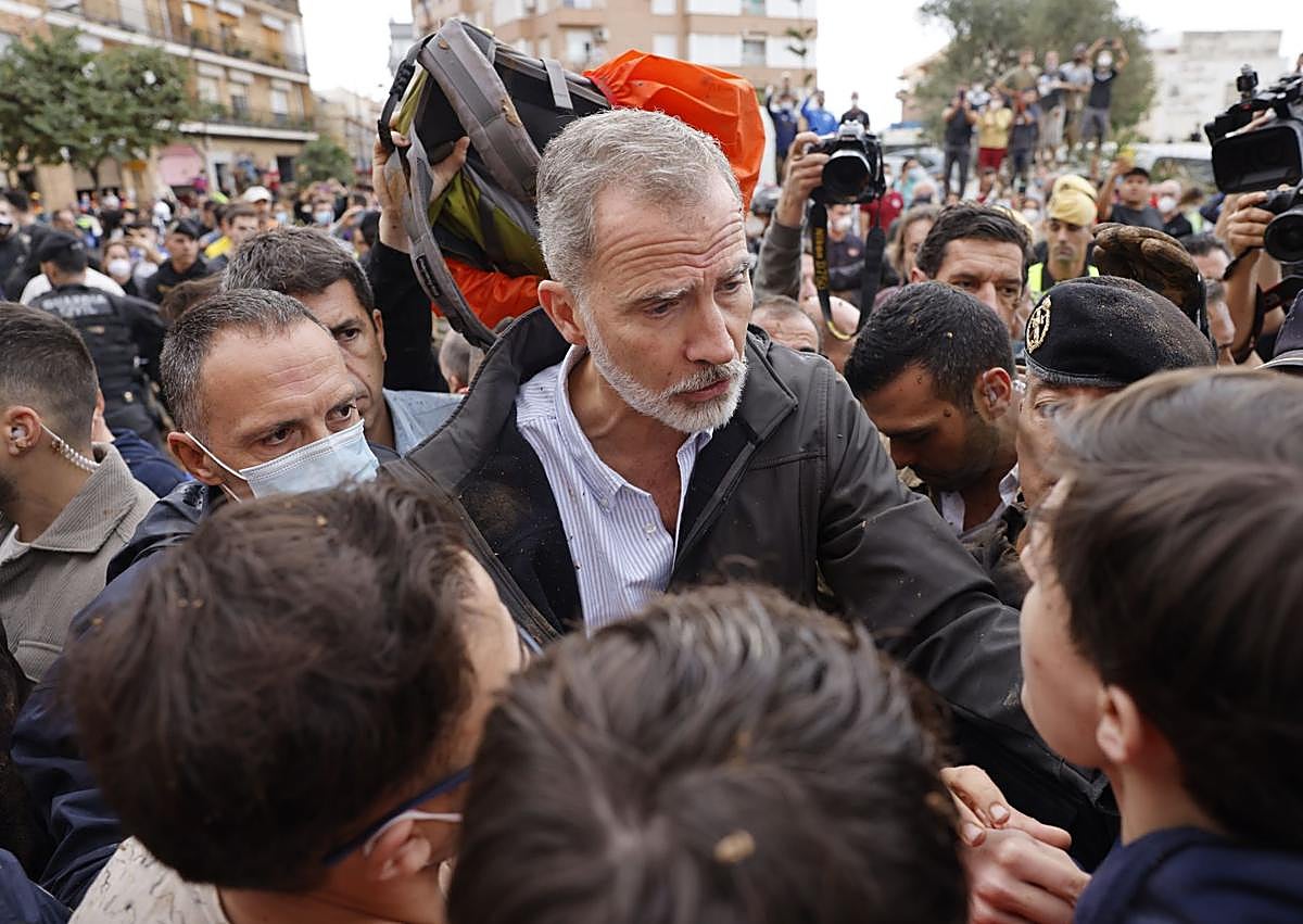 Imagen secundaria 1 - King Felipe and Queen Letizia's visit to Paiporta on Sunday. 