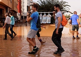 Volunteers carrying bottled drinking water in Paiporta, Valencia.