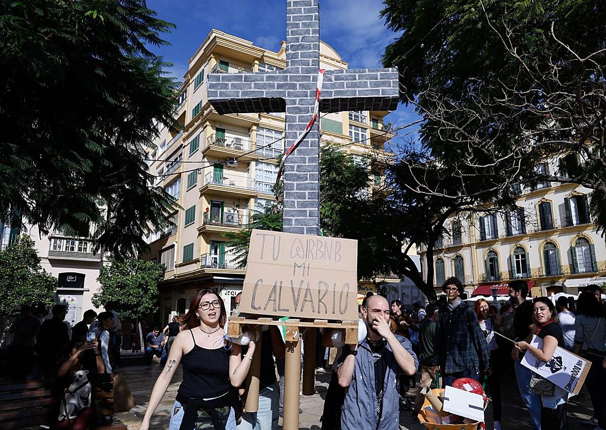 Imagen secundaria 1 - In pictures and video: Around 10,000 people attend major rally to demand action to solve Malaga's housing crisis