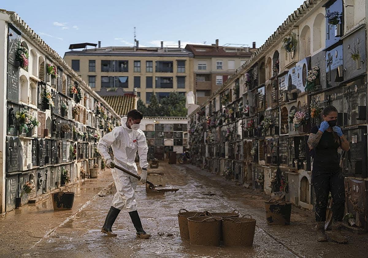 The clean-up operation in the cemetery in Catarroja (Valencia) goes on.
