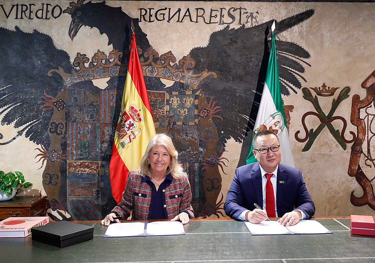 Marbella mayor Ángeles Muñoz and WTFC director Bo Chen.