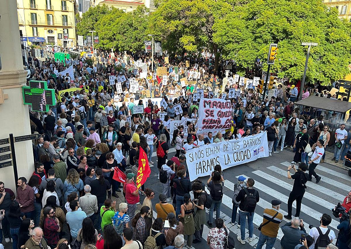 Imagen secundaria 1 - In pictures and video: Around 10,000 people attend major rally to demand action to solve Malaga's housing crisis