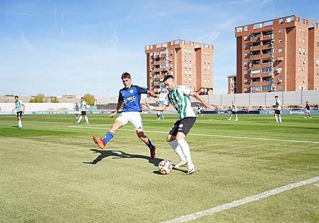 Torremolinos's Sergio Díaz on the ball against Linares.
