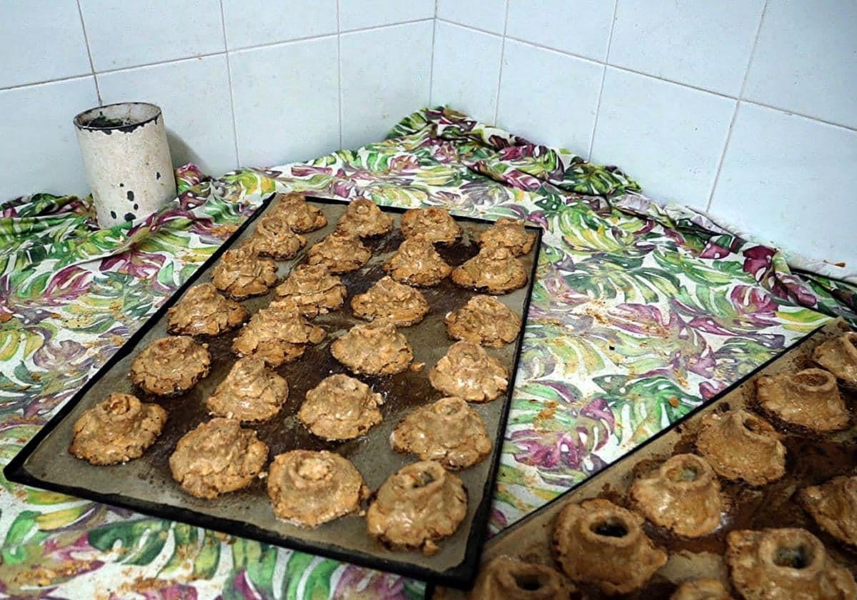 Imagen principal - The volcano-shaped sweet treats made in the highest village in Malaga province