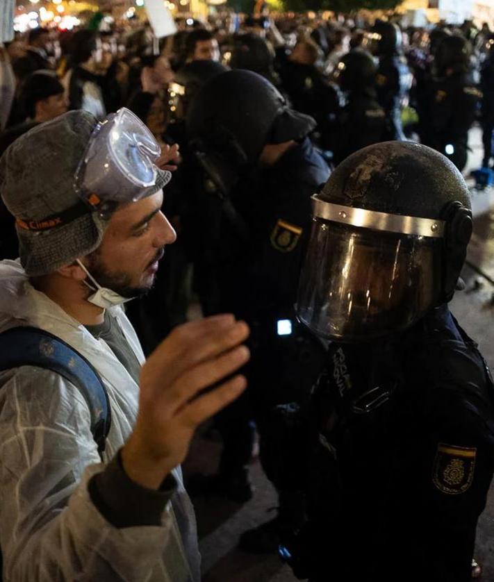 Imagen secundaria 2 - In pictures and video: More than 100,000 people call out government 'negligence' in Valencia flood disaster protest