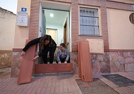 Residents of Cártama reinforce the entrances to their houses on Tuesday afternoon.