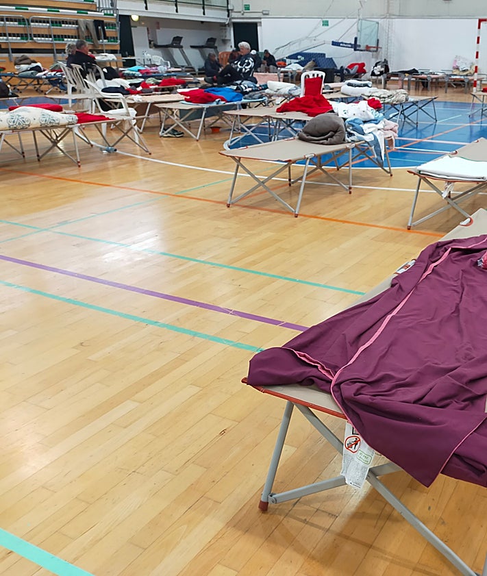 Imagen secundaria 2 - Eugene from Ireland, Red Cross outside the sports centre, beds set up inside.