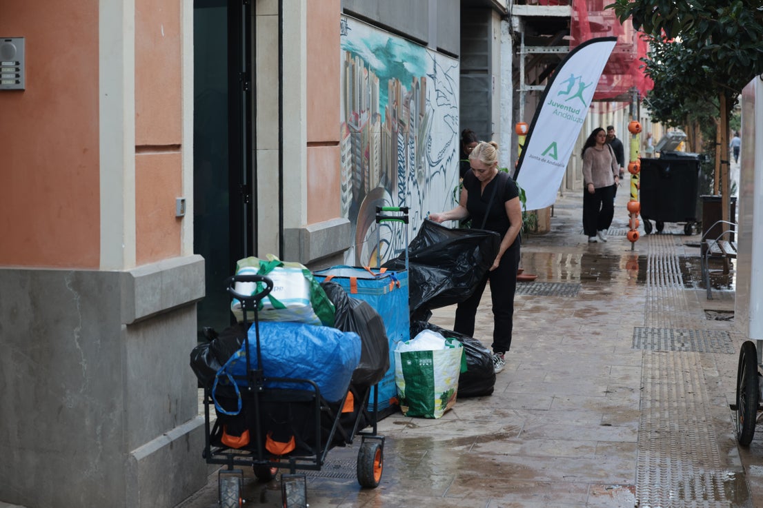 Trabajos de limpieza en Carretería y Tribuna de los Pobres tras la DANA.