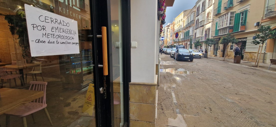 Los negocios se afanan en limpiar sus locales para recuperar la normalidad.