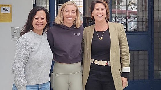 Founder of Feathers Fitness presents cheque to children's centre