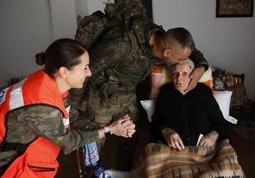 Angels in uniforms: The 96-year-old woman in flood-hit Valencia who is now cared for by a Ronda legionnaire