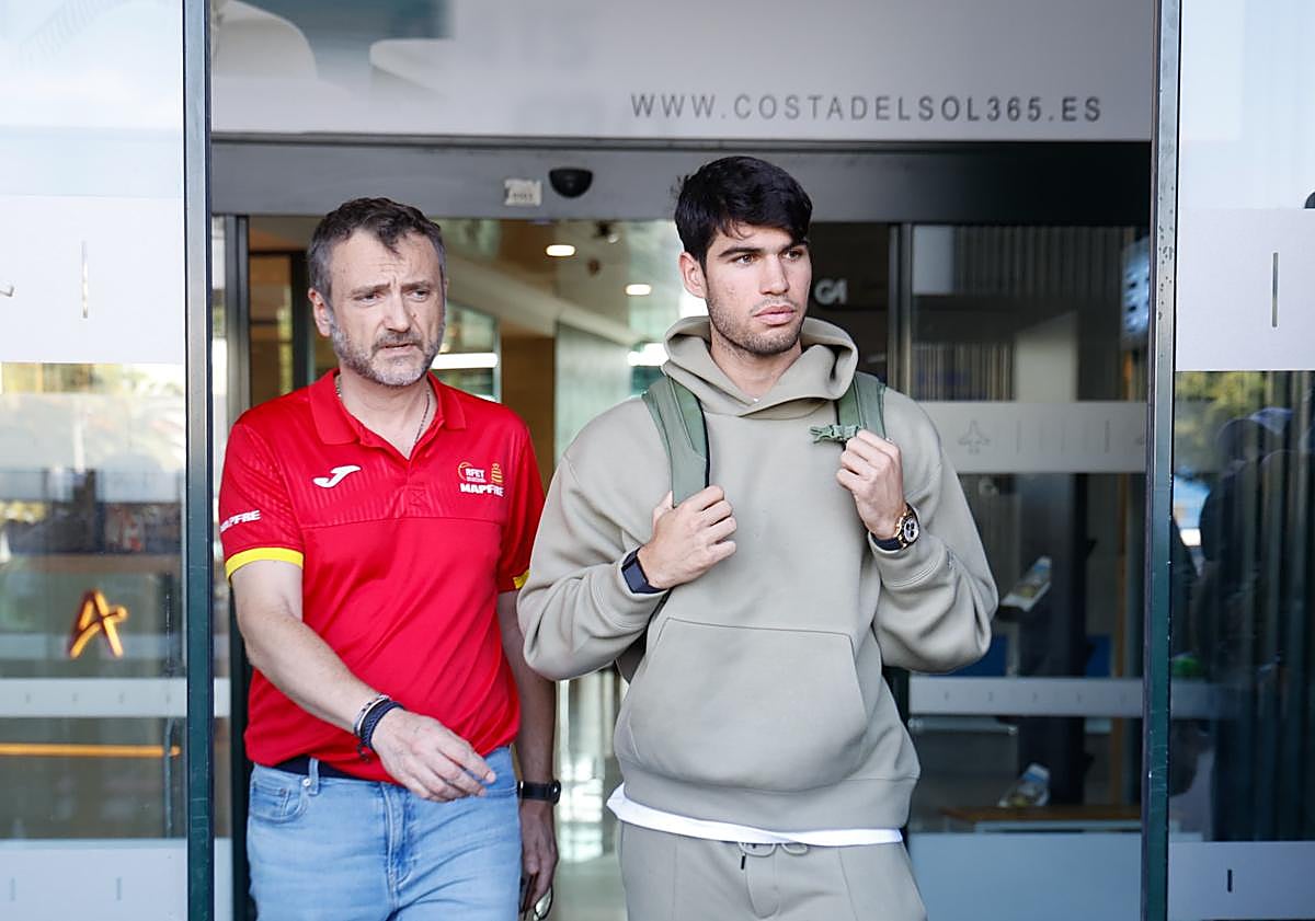 Imagen principal - In pictures: Carlos Alcaraz arrives on Costa del Sol to complete Spain's Davis Cup squad