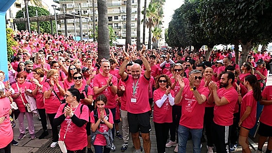 'Pink wave' walk in Marbella unites more than 3,000 people in the fight against breast cancer