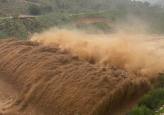 Image of water coming from the Mazmúllar in Comares into the River Solano.