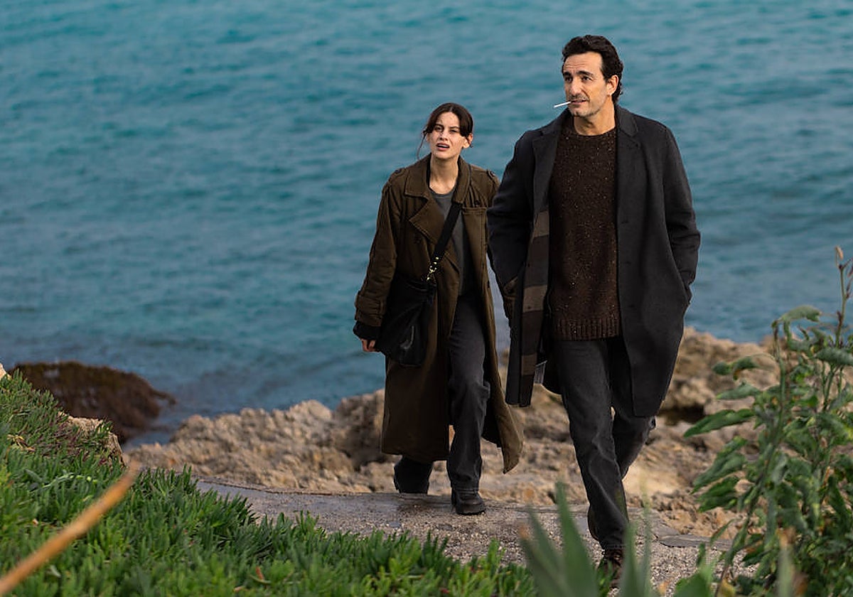 Miki Esparbé and Milena Smit, in a scene shot in Malaga for La Chica de Nieve 2'.