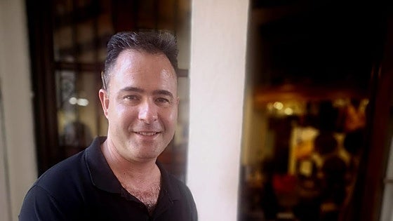 The whistling waiter from Granada who's become a social media sensation