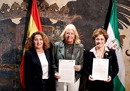 The mayor, Ángeles Muñoz, at the signing of the agreement.