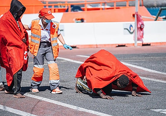 Surge in number of migrants arriving by boat to shores of Spain recorded in first half of November