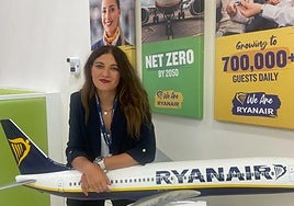 Cabrera with a model of one of the aircraft in the fleet of the Irish low-cost airline.