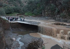 The bridge that connects Los Moras, a hamlet of Almogía, is unusable after the storm.
