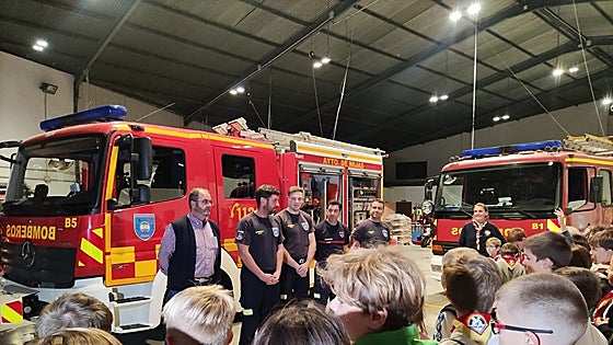 Fuengirola Scouts experience a day in the life of Mijas firefighters