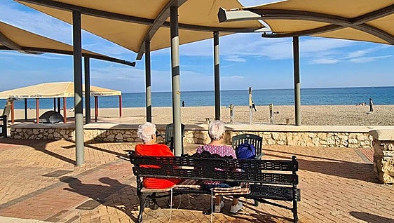Fuengirola prepares for summer with new sun shades on seafront and around castle