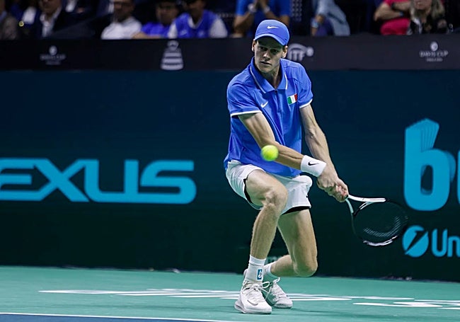 Sinner returns a shot.