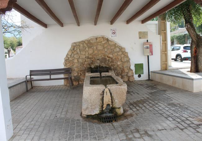 The Old Fountain is next to the tourist office.