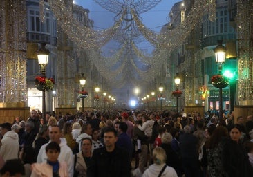 Christmas lights up Malaga and fills the streets with thousands of tourists and shoppers