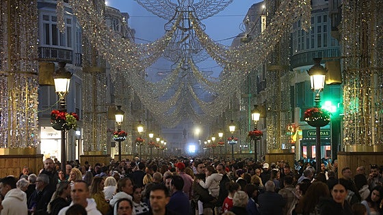 Christmas lights up Malaga and fills the streets with thousands of tourists and shoppers