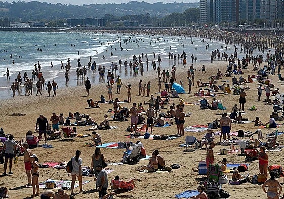 File image of Gijón beach, full of tourists.