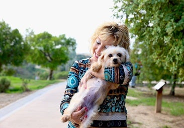 Paqui Téllez, the first person signed up to Malaga's pets for seniors plan: 'We help each other'