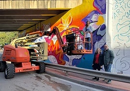 The councillors for education and culture visit one of the murals.